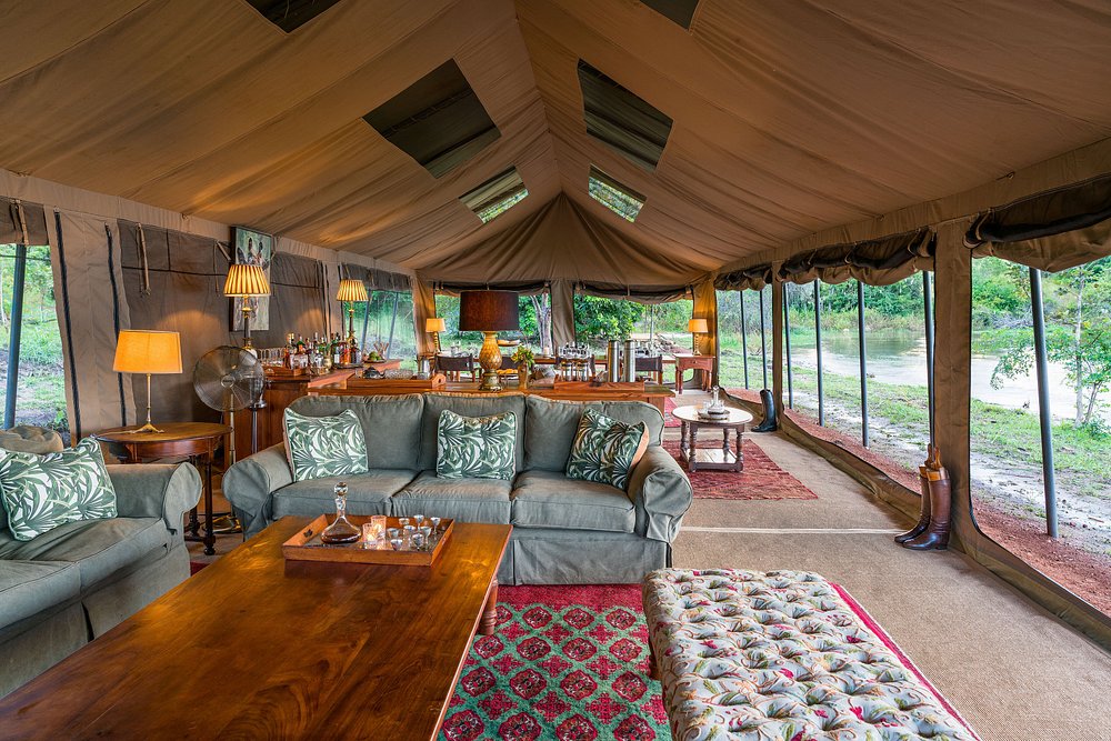 Papa's camp lounge